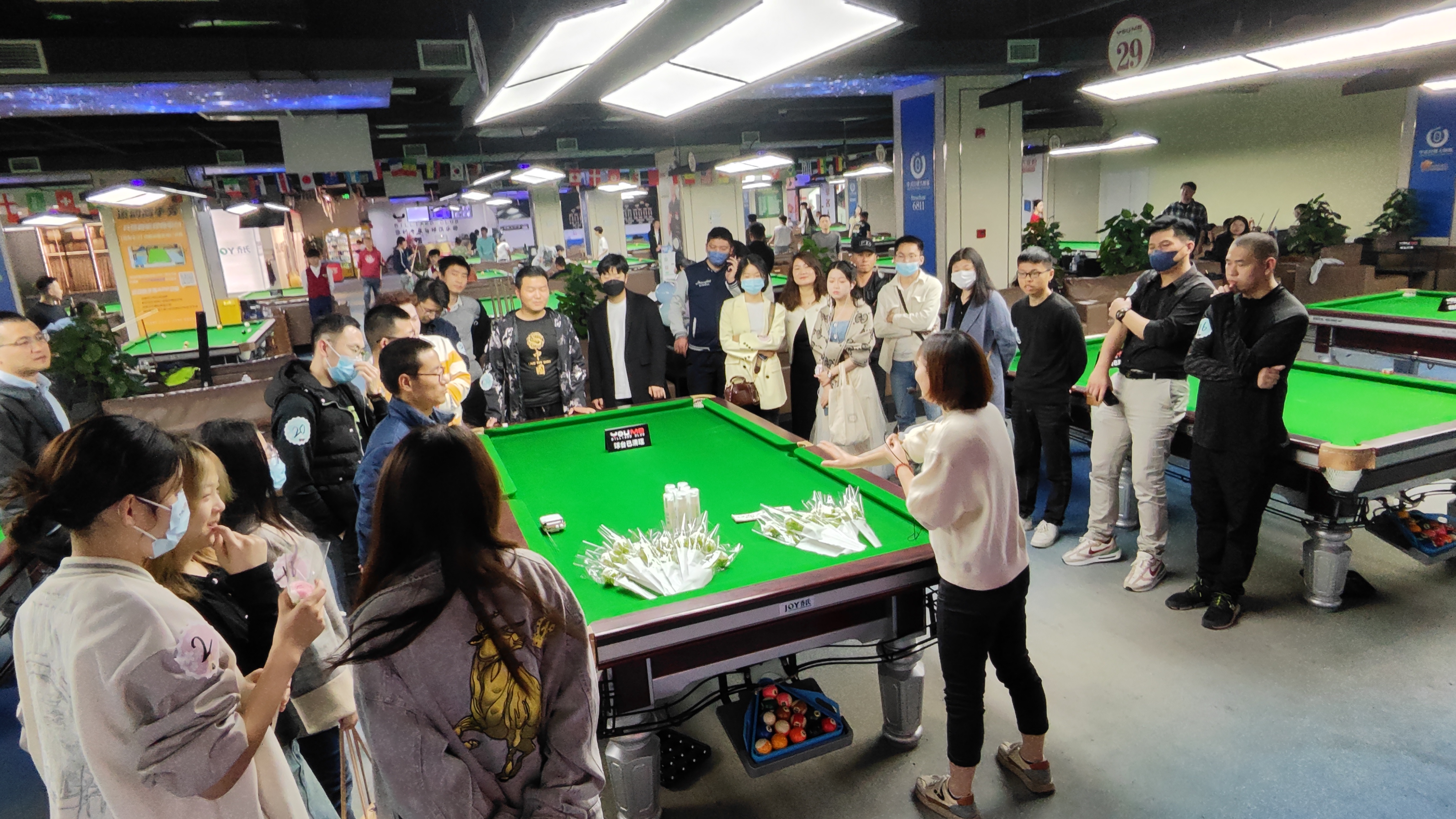 水晶城“碰出火花，，撞进心扉”结交派对活动圆满举行