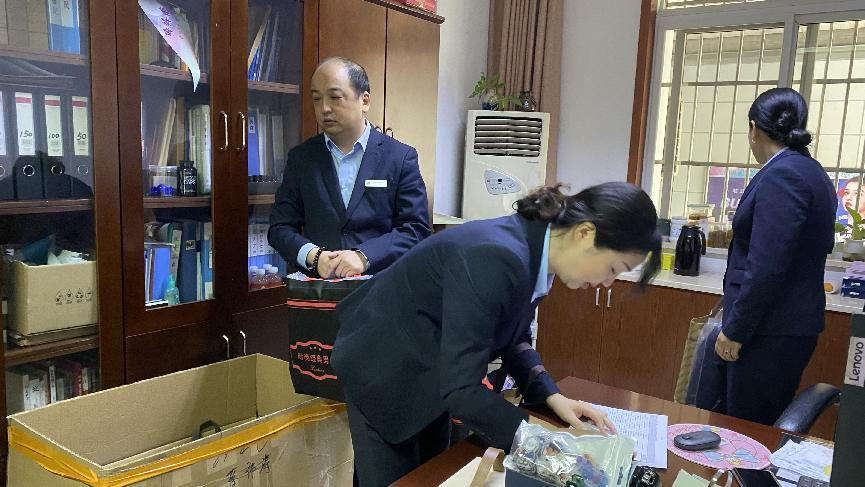 焕然“衣”新，，，，，，整“装”待发——钱江商城工服换新，，，，，，服务更精彩！