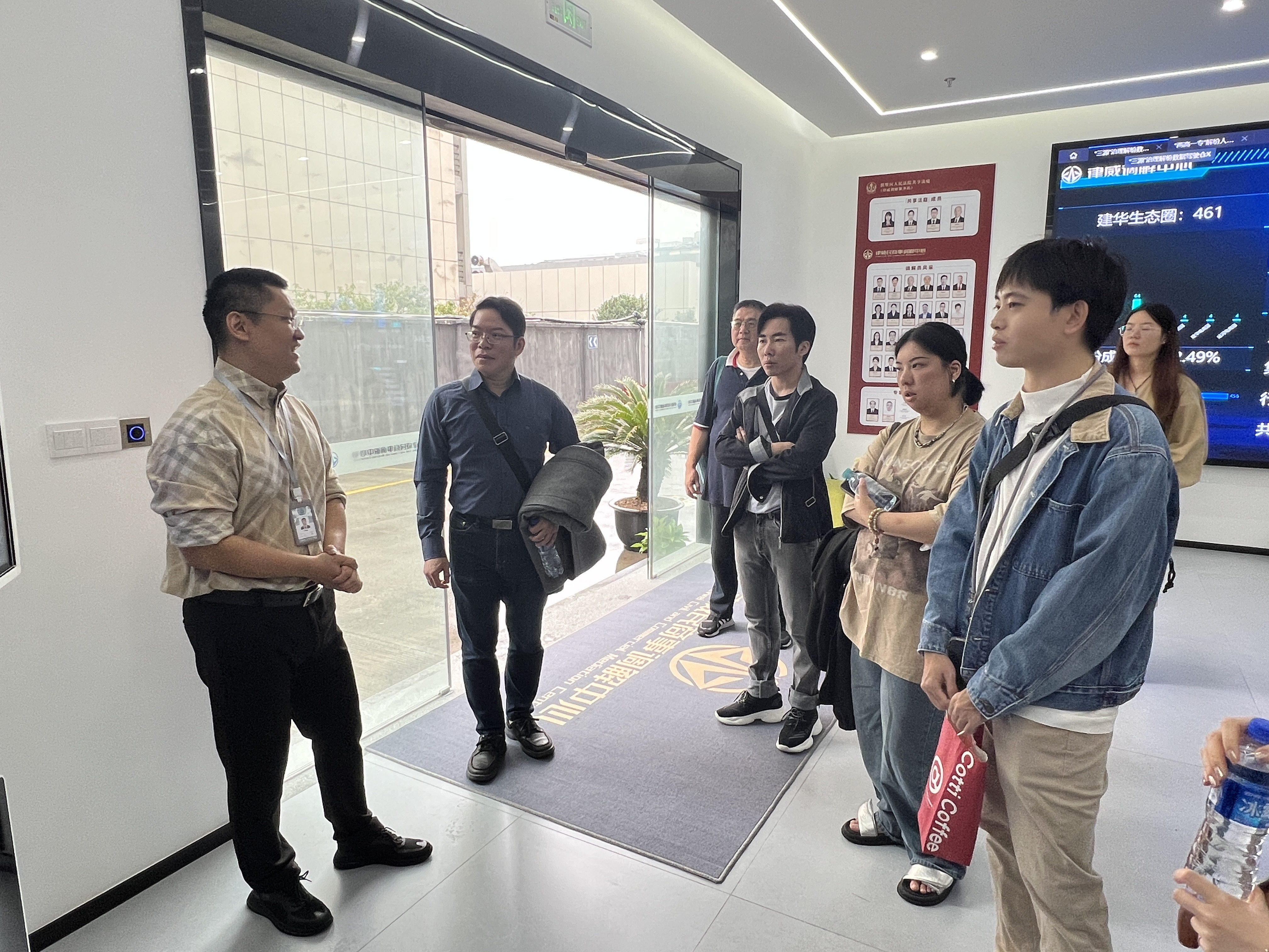 高雄青年大学生交流团到律威民商事调解中心旅行学习