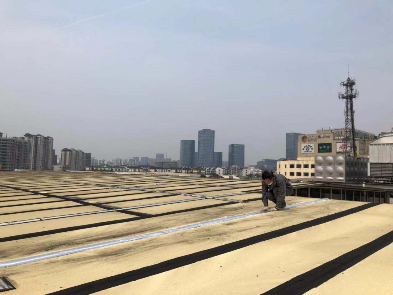 钱江商城举行屋顶防漏作业