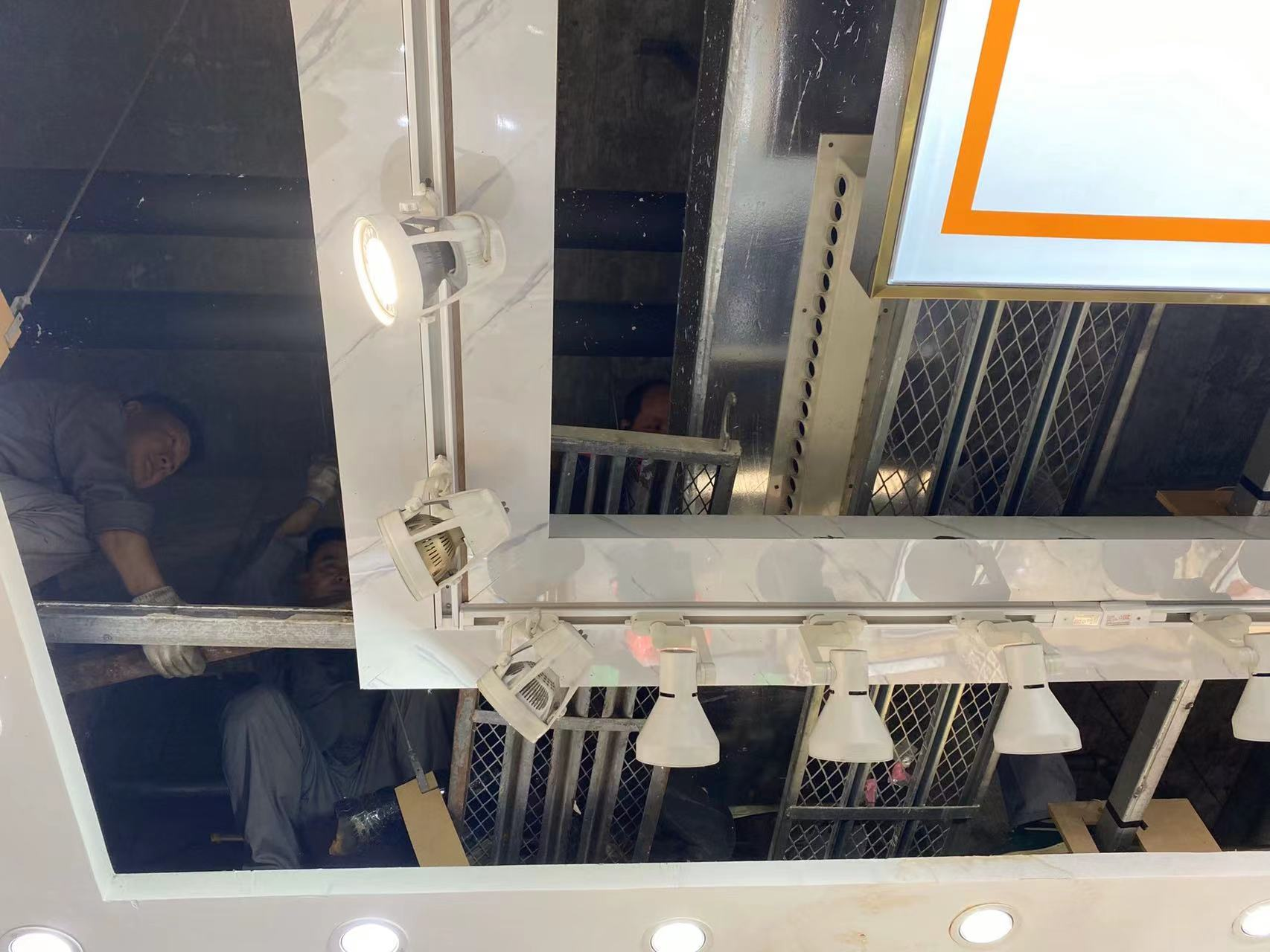 钱江商城对空调水管举行维修