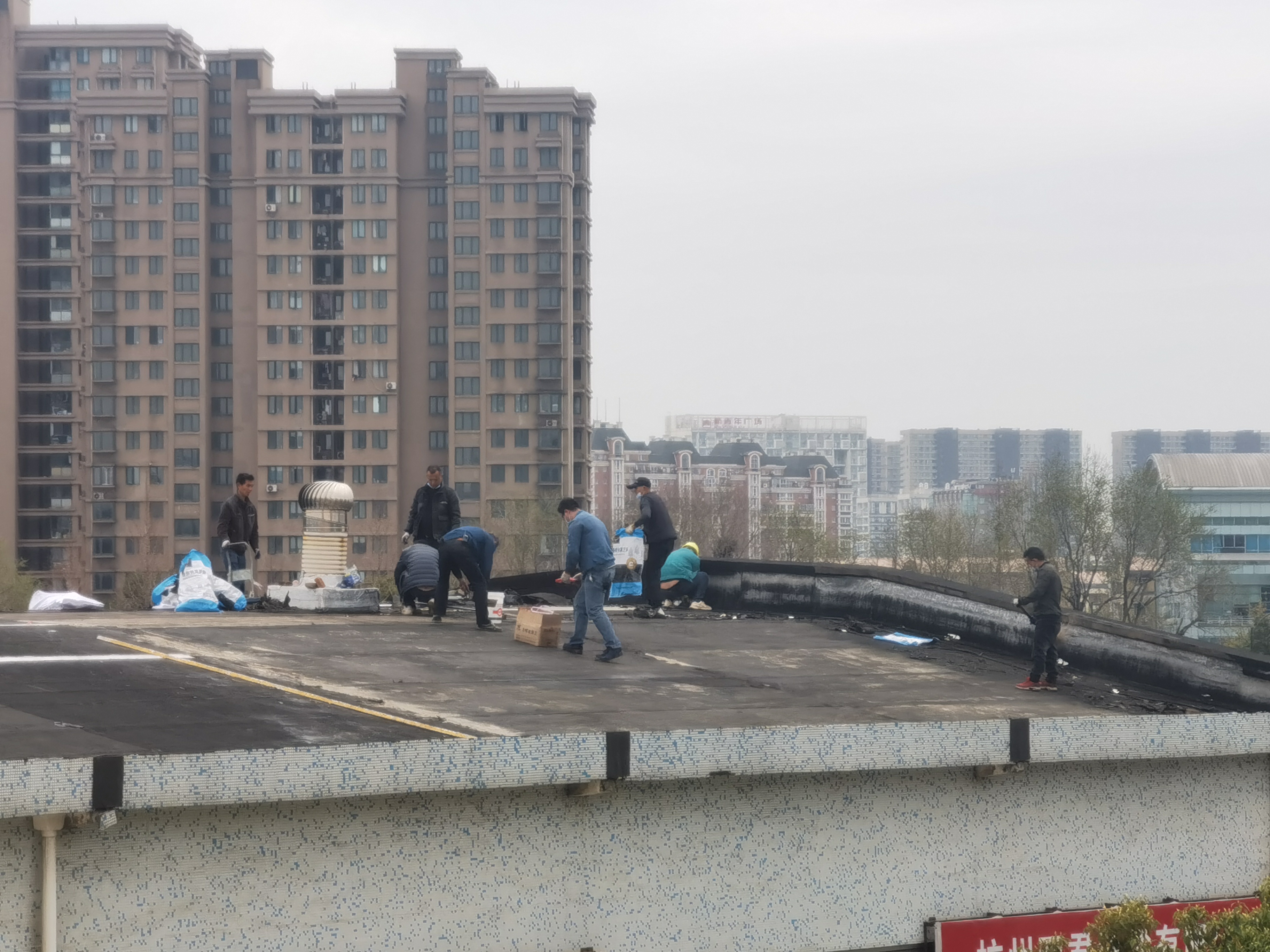 9227新葡的京集团市场屋顶防水维修举行中