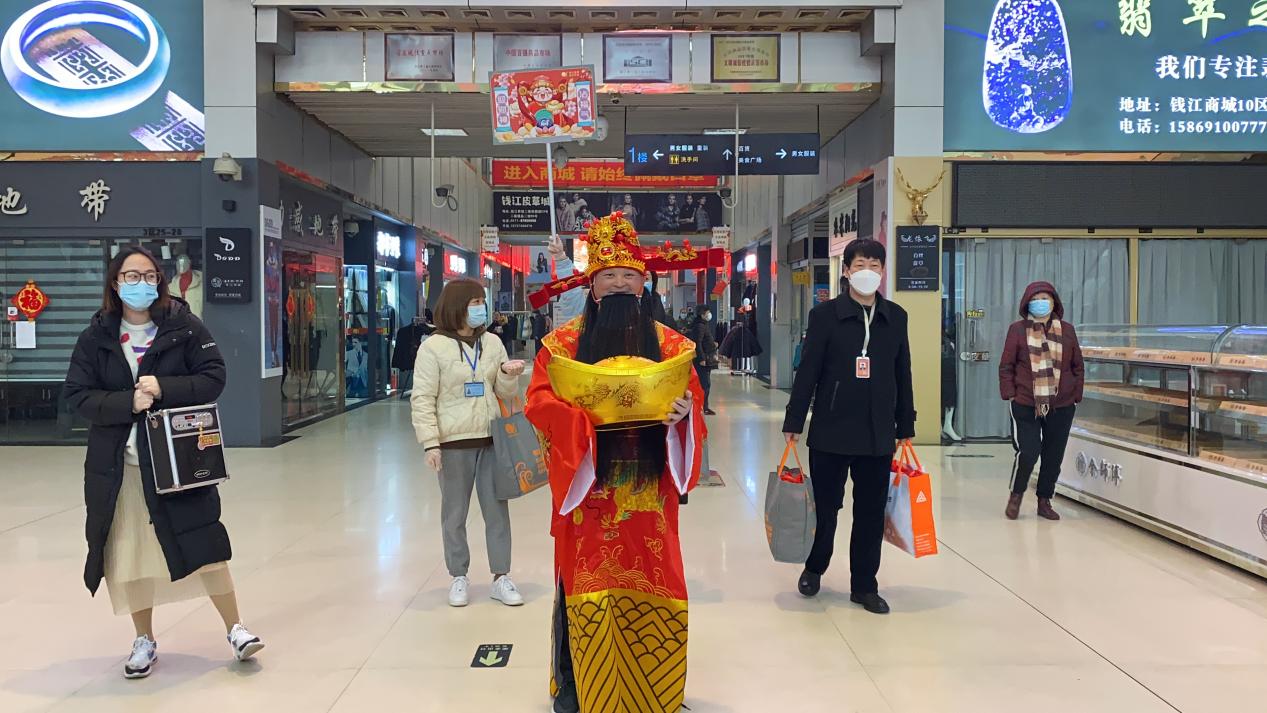 元宵节“领福袋，，，，沾财气”