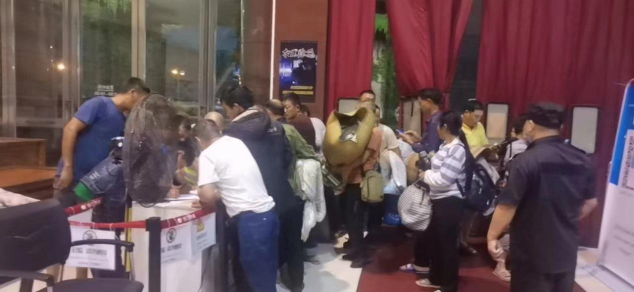 台风来袭 钱江商城做好转移安顿修建工人包管事情