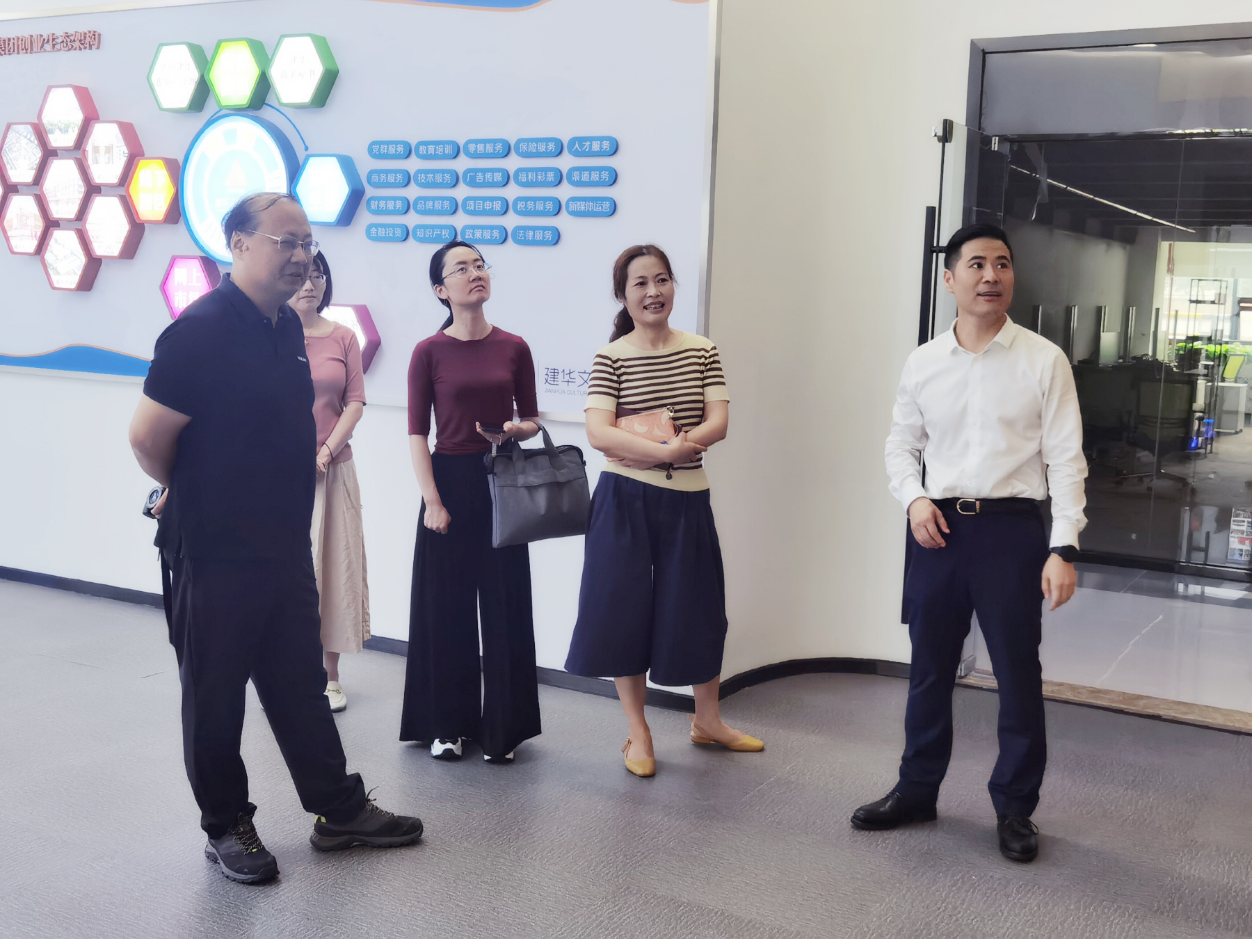 区政协副主席杨俊一行莅临9227新葡的京集团文创集团调研