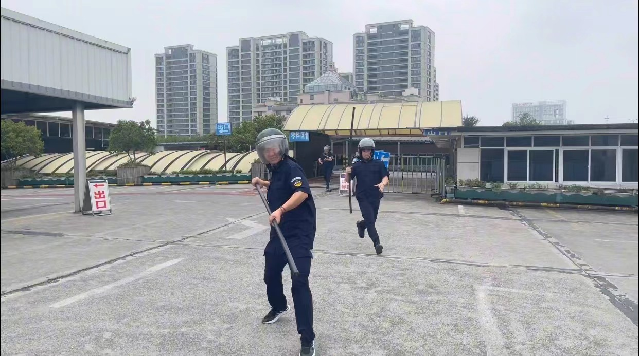 钱江商城清静员开展反恐防暴演练