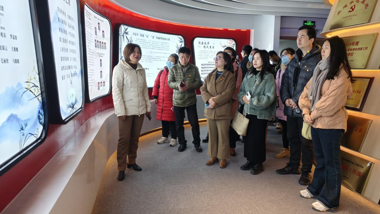 长庆街道两新党员赴集团举行党建交流