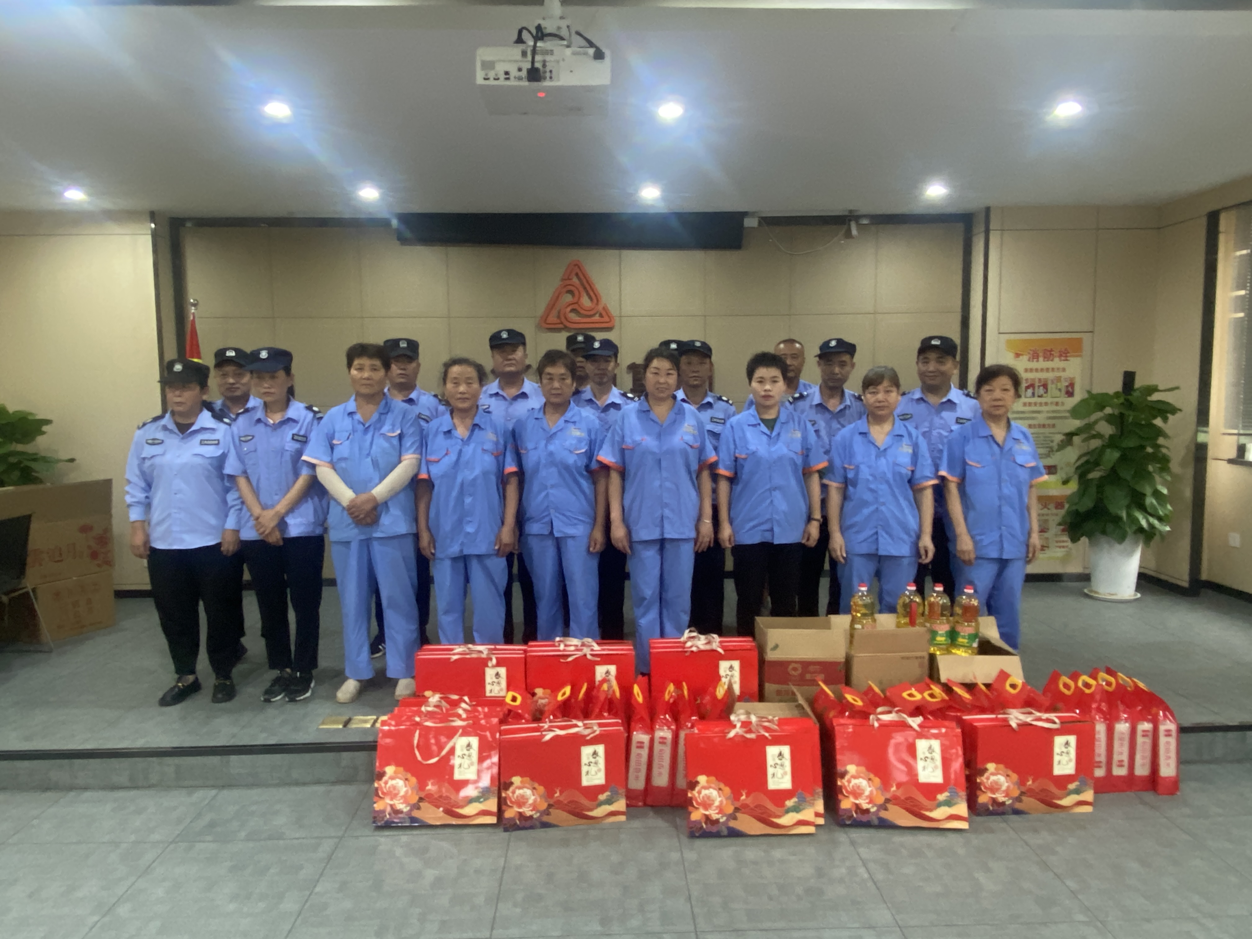 “浓情中秋节，，，慰问暖人心”——9227新葡的京集团文创集团工会开展一线职工慰问活动