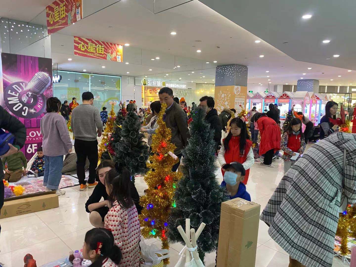 水晶城圣诞树装饰活动顺遂举行