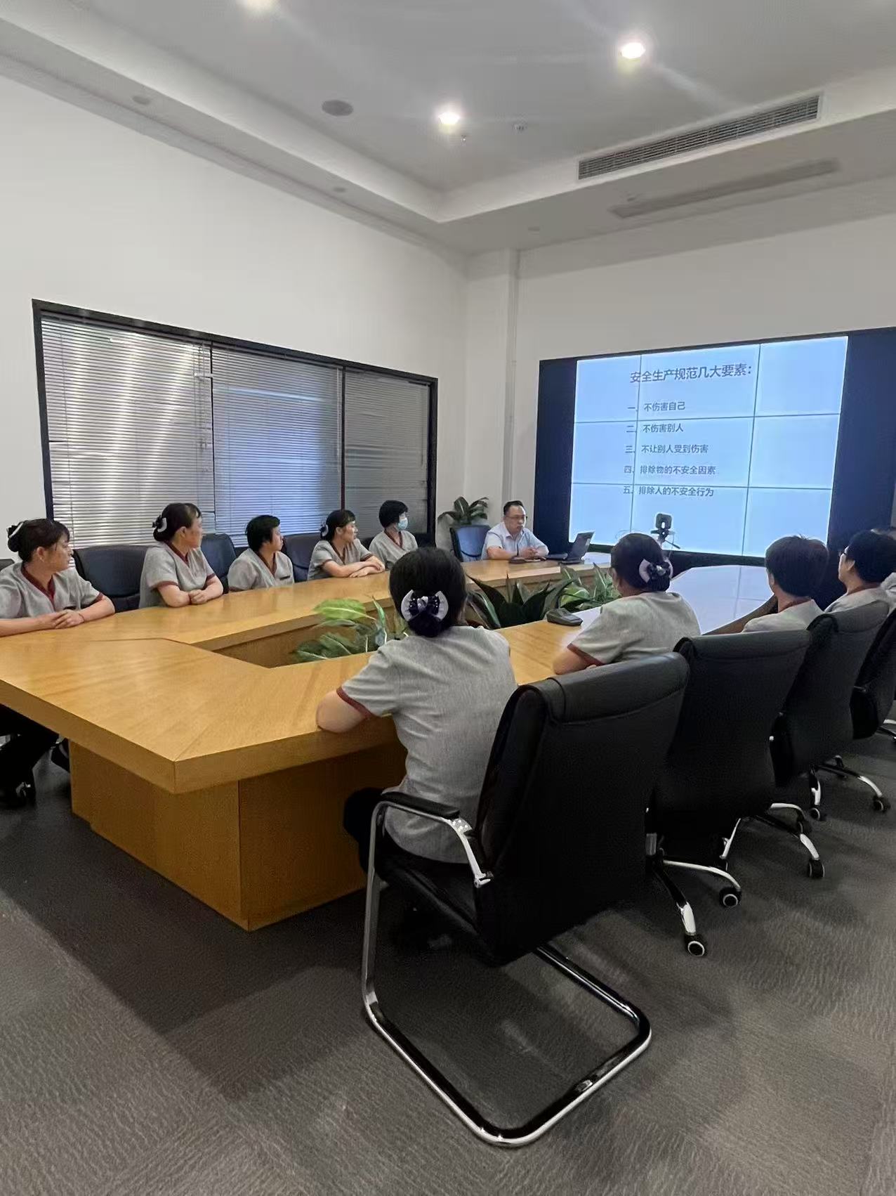 人人讲清静，，，，，个个会应急——9227新葡的京集团文创集团扎实开展“清静生产月”系列活动