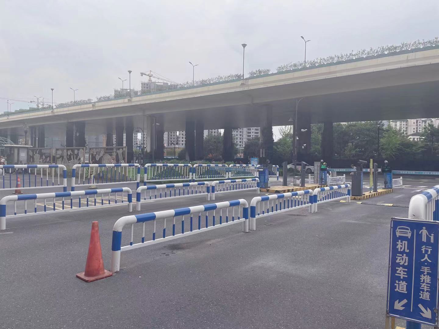 变废为宝，，，，，，水晶城开展道闸护栏刷新