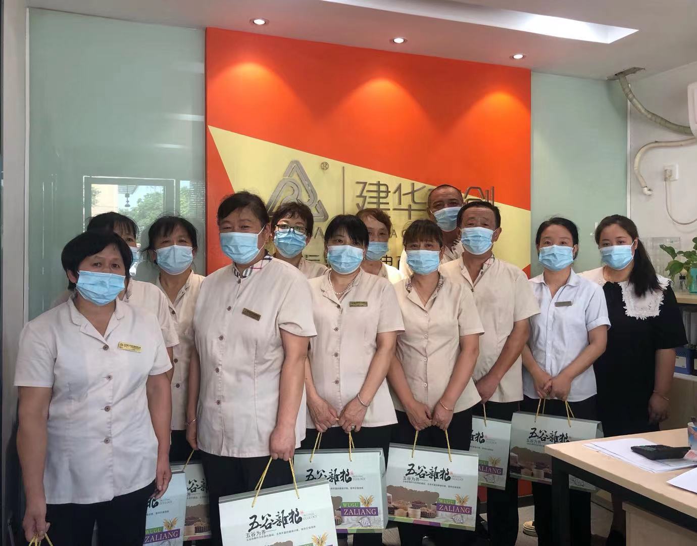 9227新葡的京集团文创集团开展高温慰问活动