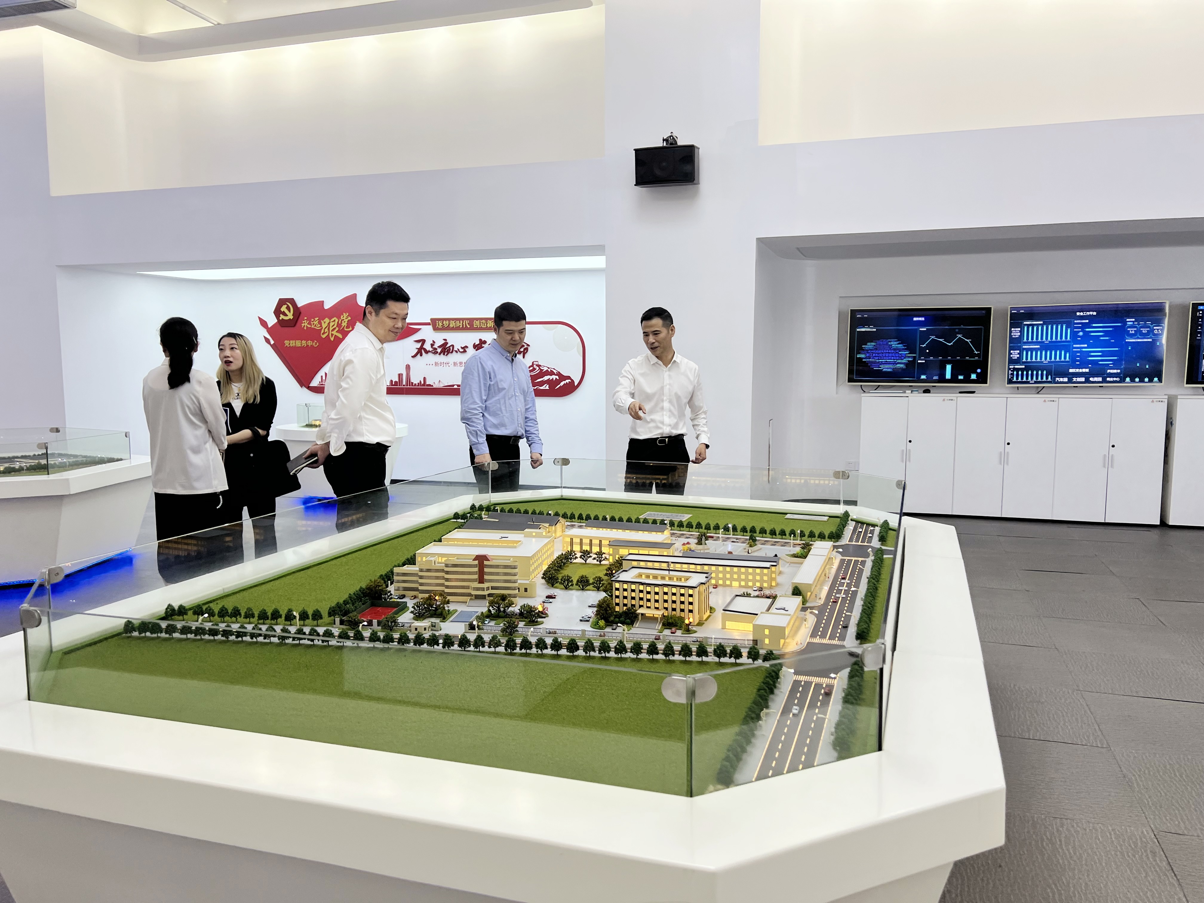 拱墅区祥符街道党工委副书记、服务处主任张洪明一行莅临杭州9227新葡的京集团文创集团调研指导