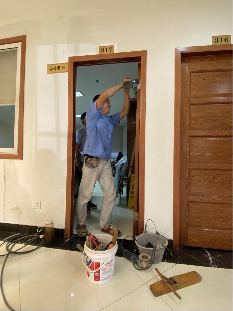 钱江商城举行办公室门维修事情