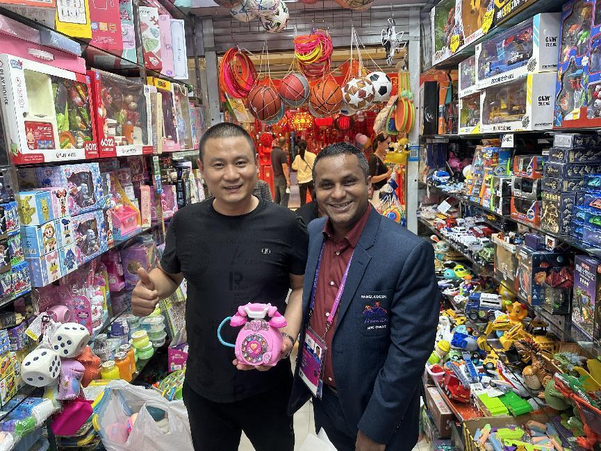 热情服务外籍主顾，，，，展现亚运钱江风范