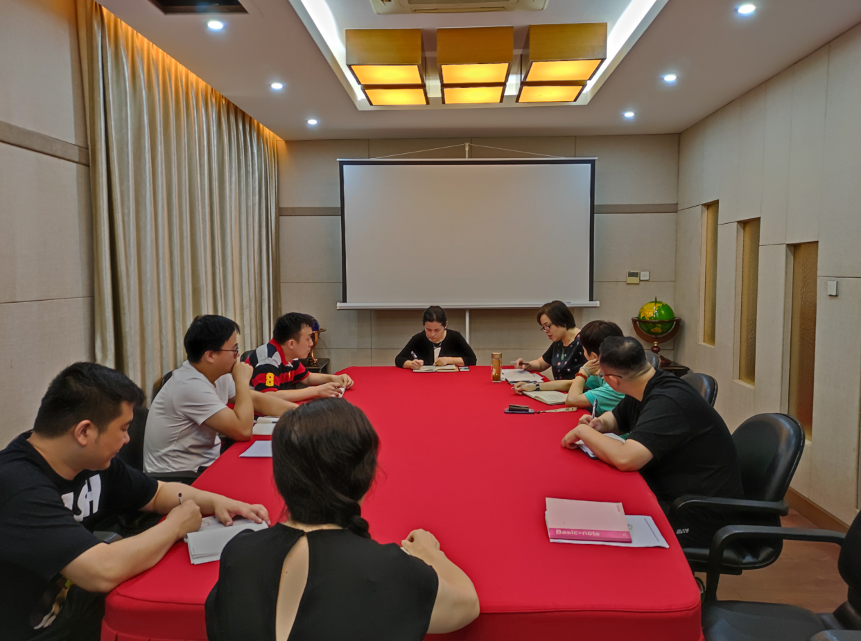   9227新葡的京集团小贷公司召开风险营业剖析专题聚会