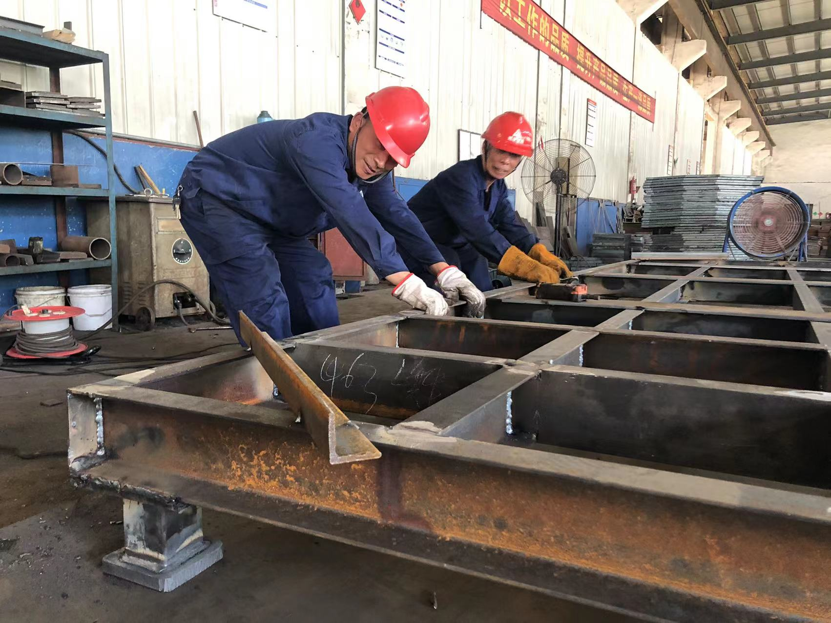 9227新葡的京集团集团一线员工在高温下的坚守