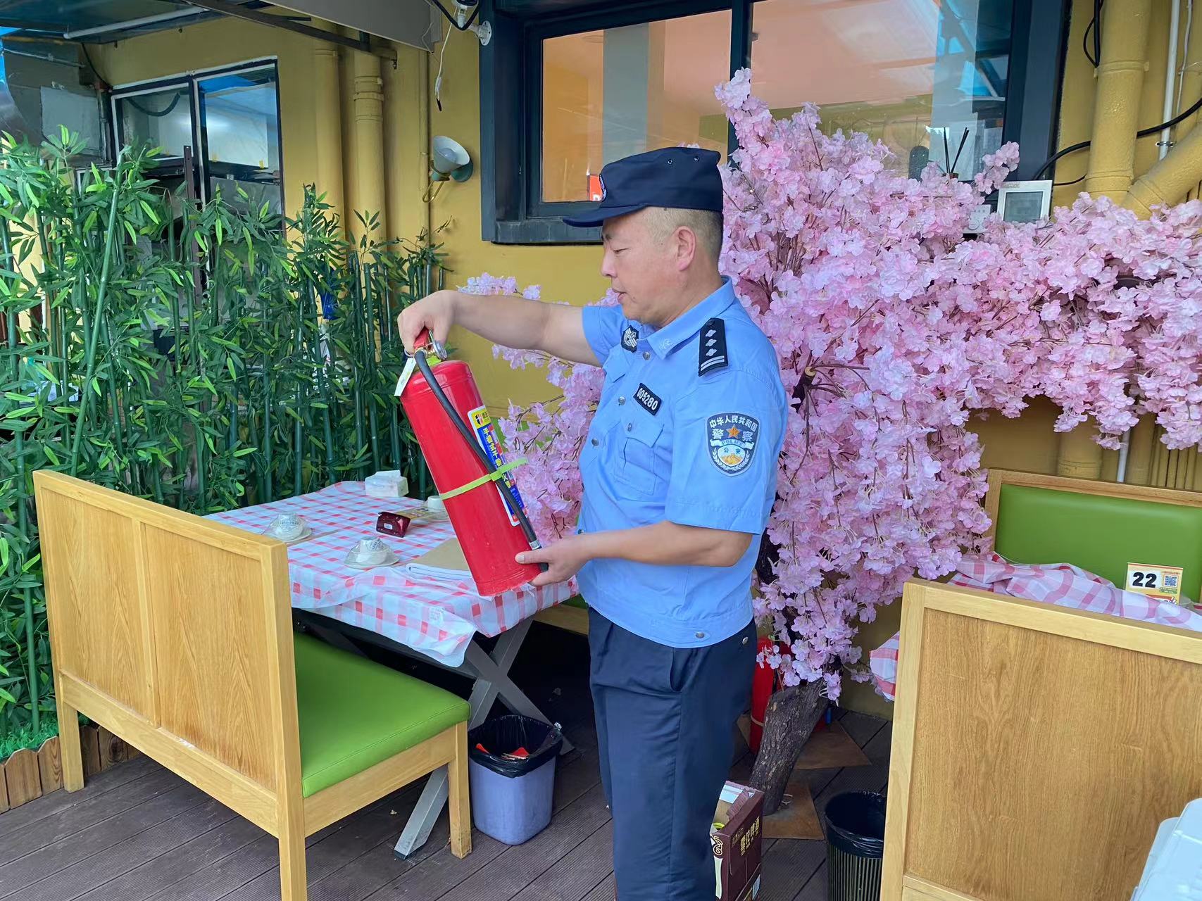 庐阳分局杏林派出所对庐阳9227新葡的京集团文创园餐饮企业开展消防清静检查