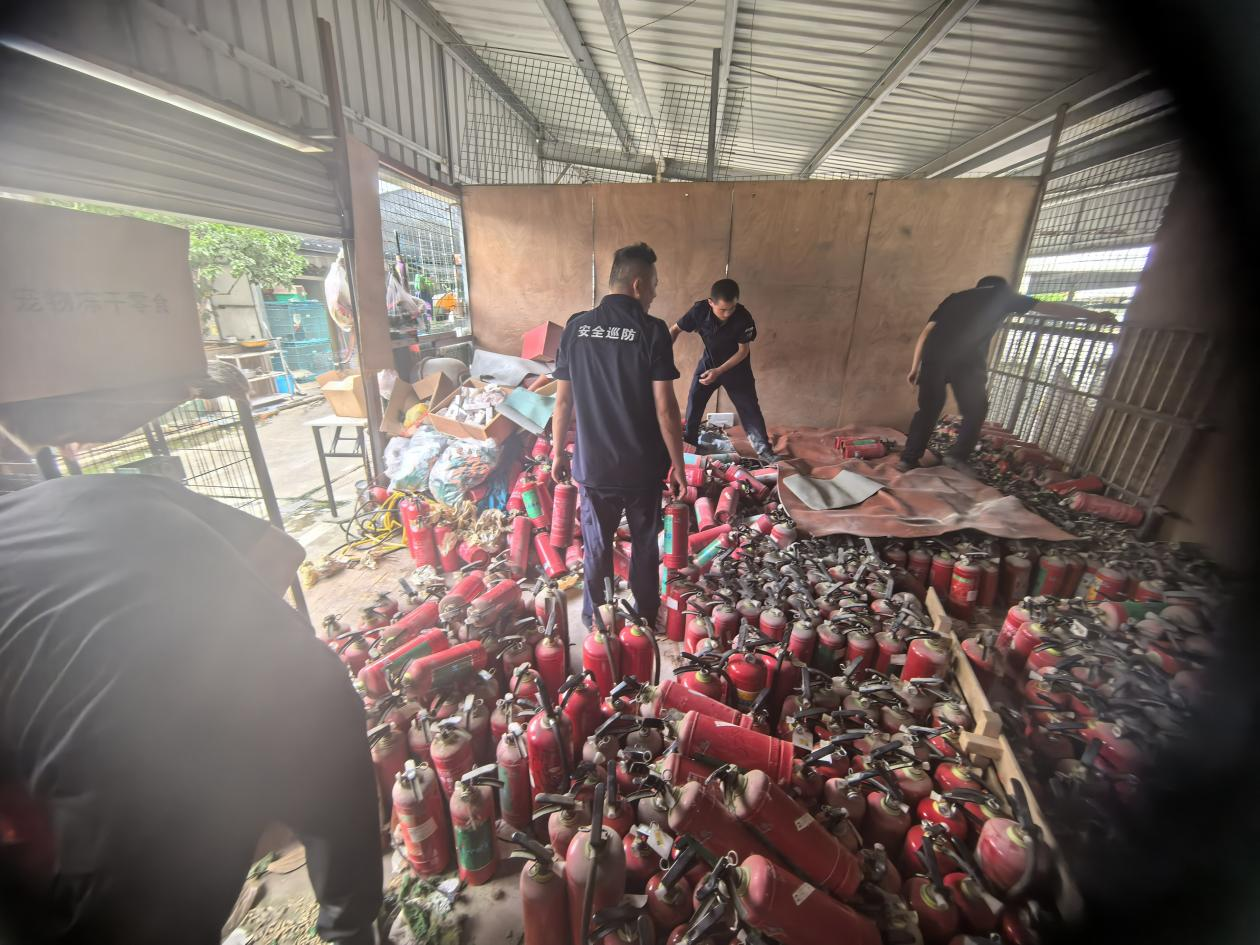 钱江商城排查替换灭火器 筑牢清静防火墙