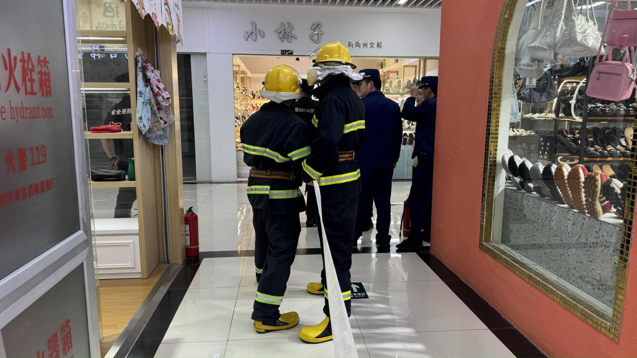 以演促防，，，钱江商城联合水晶城开展微型消防站拉练