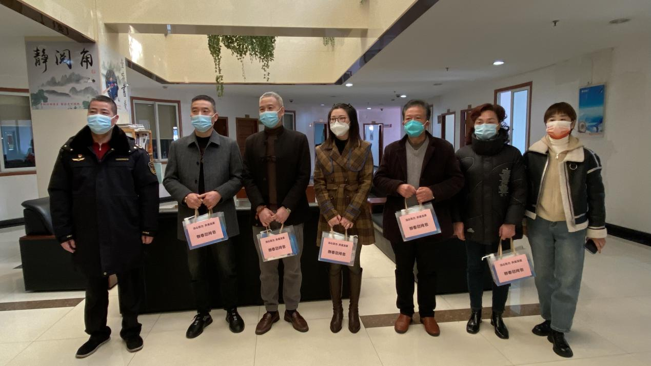 大关市场羁系所为钱江商城商户发放爱心防疫包  筑起暖心“防护墙”