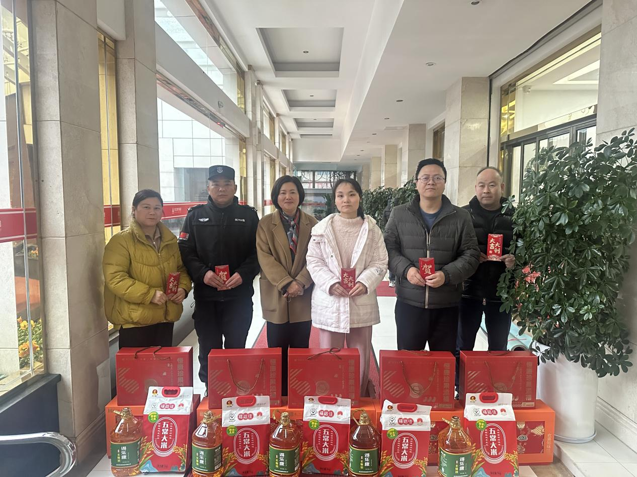 暖冬送眷注 同心迎新春——集团工会开展新春慰问活动