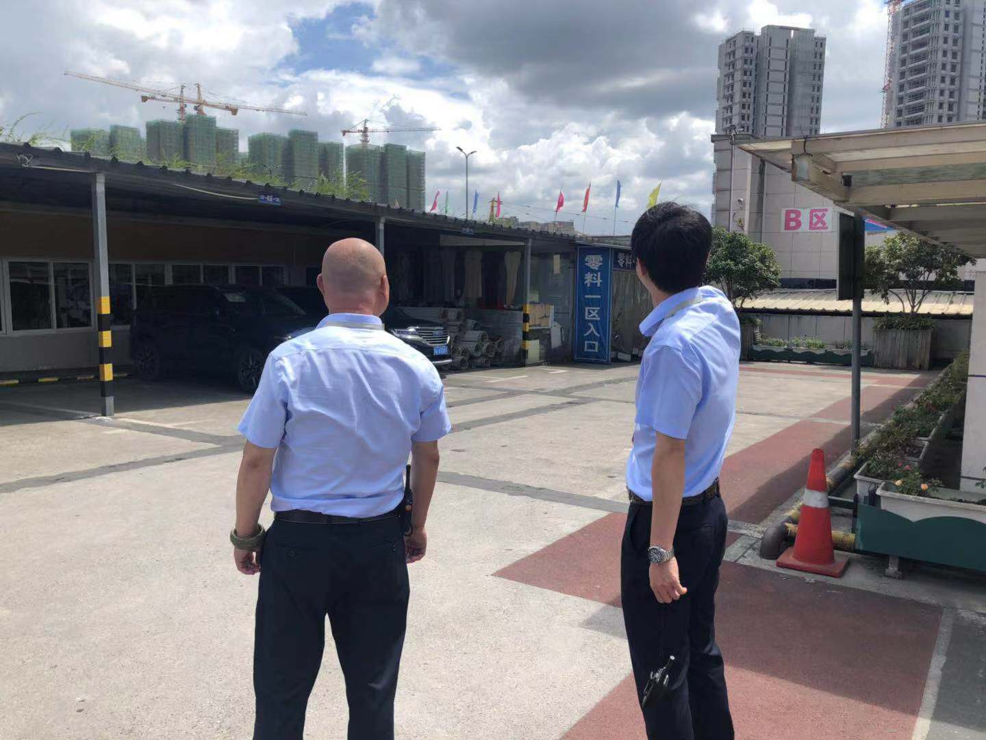 钱江商城全力以赴 做好台风“烟花”防御事情