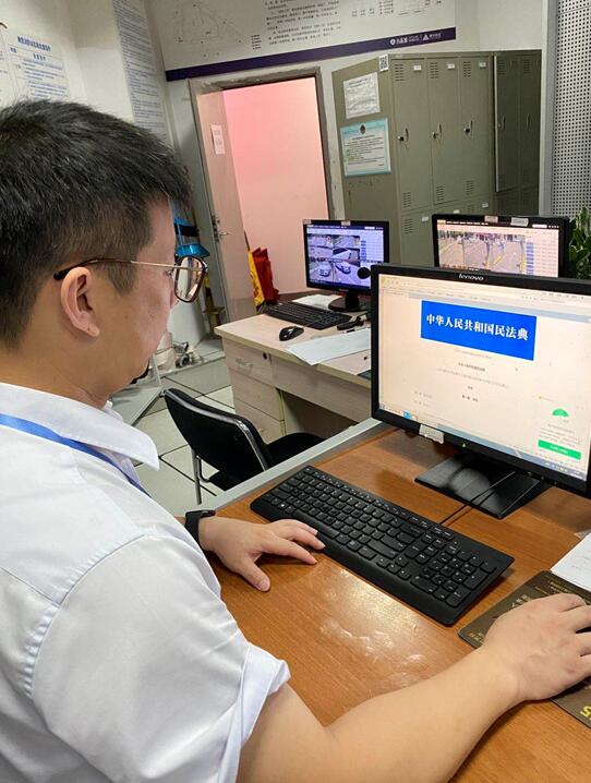 水晶城开展8月党员牢靠主题党日活动