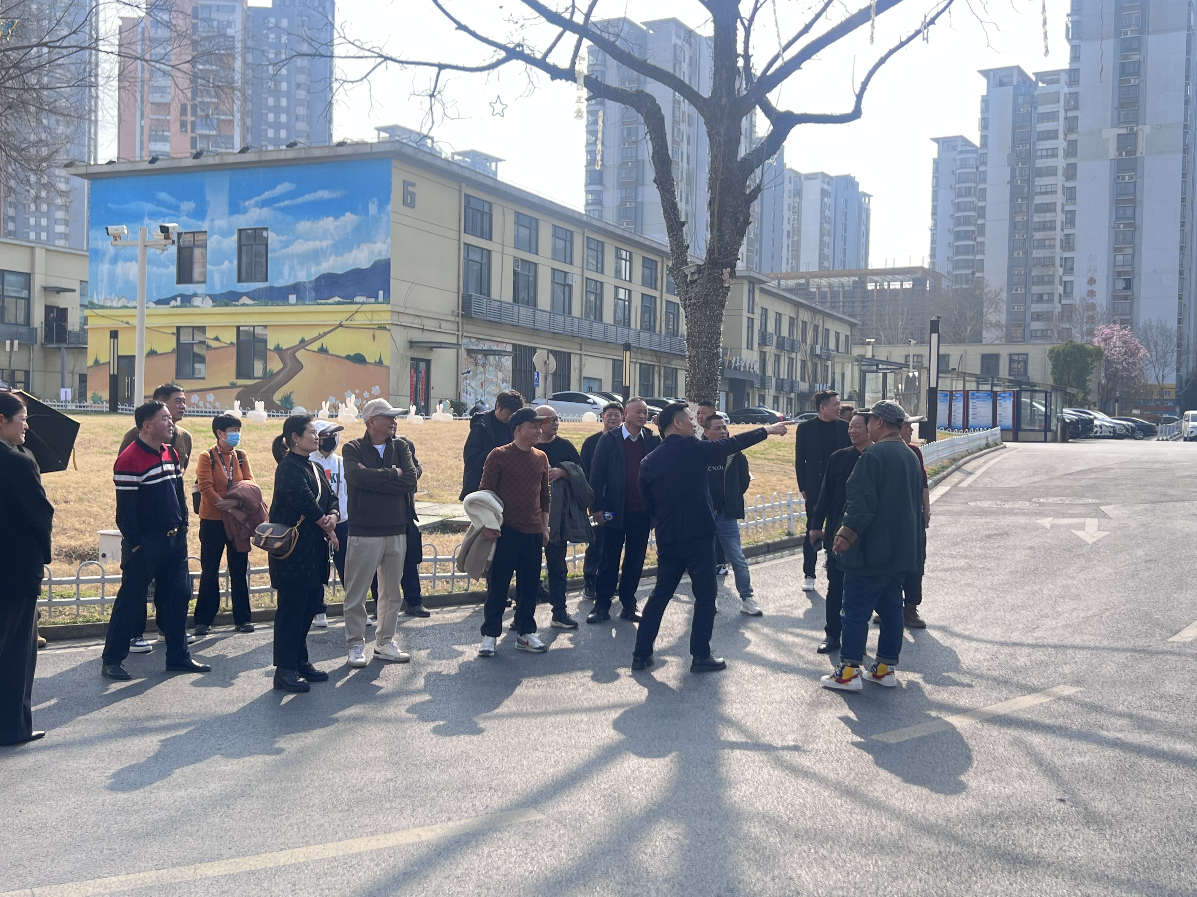 沈塘湾经济相助社股东代表一行莅临集团合肥项目考察调研