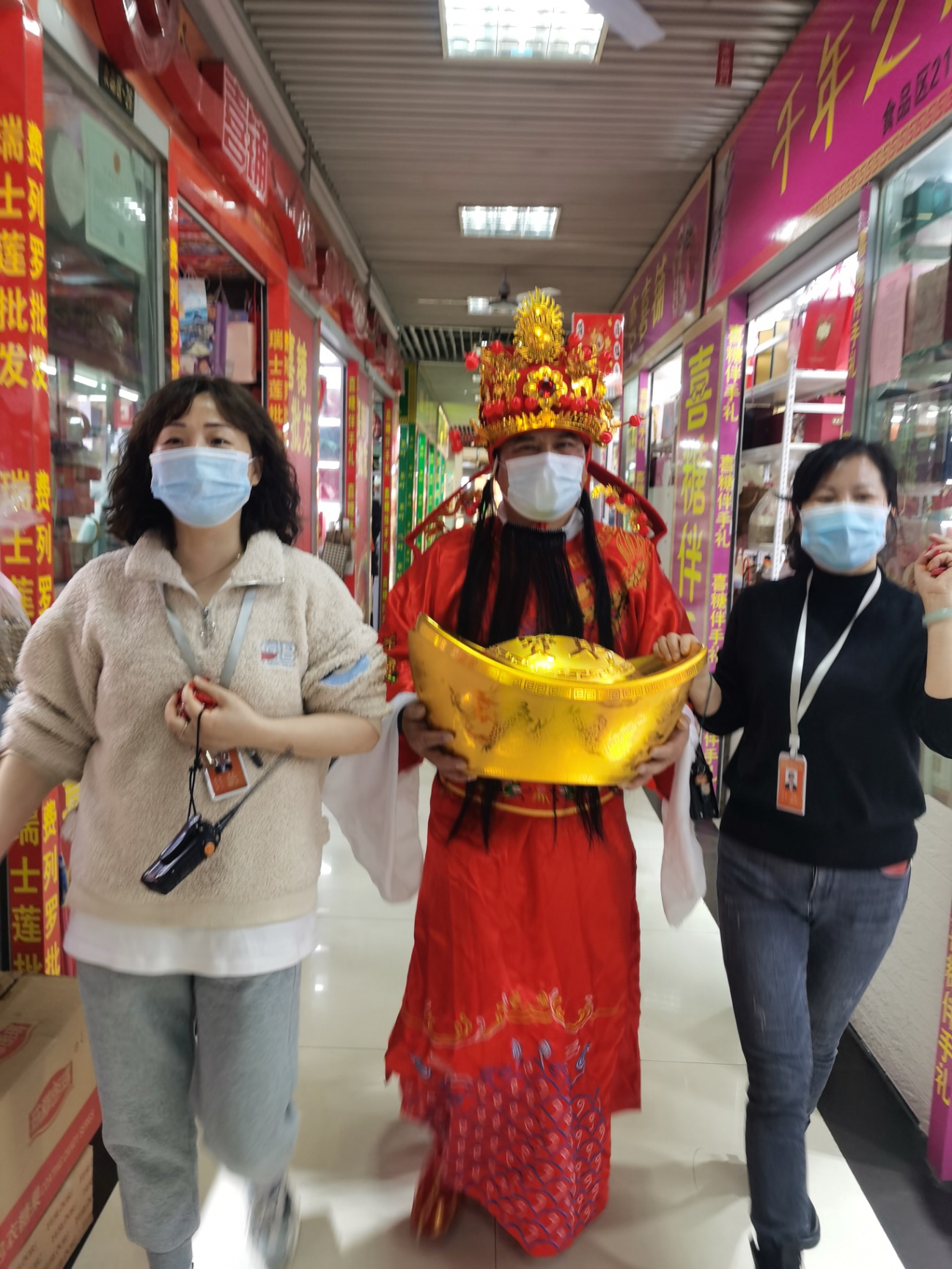 元宵佳节“领福袋，，，，，，沾财气”