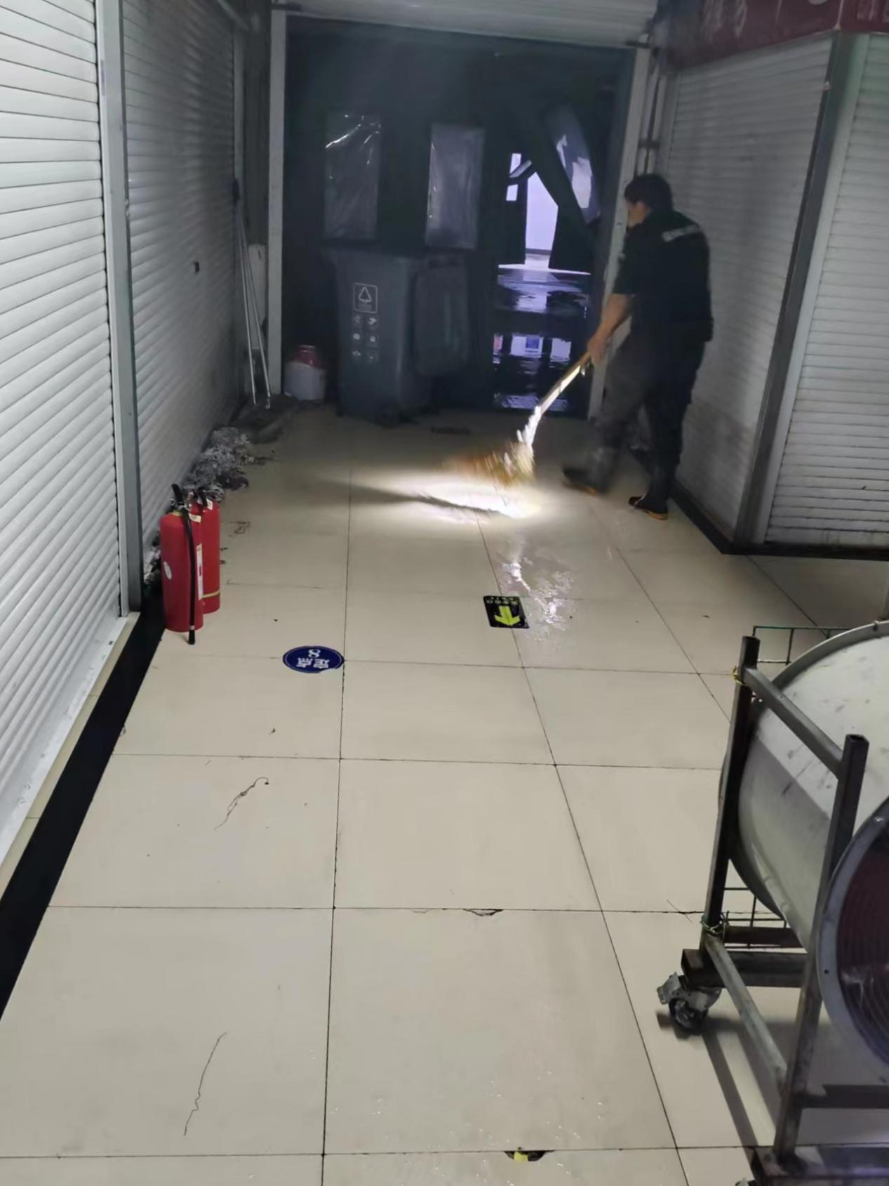 迎战暴雨，，，钱江商城打好排水防汛攻坚战