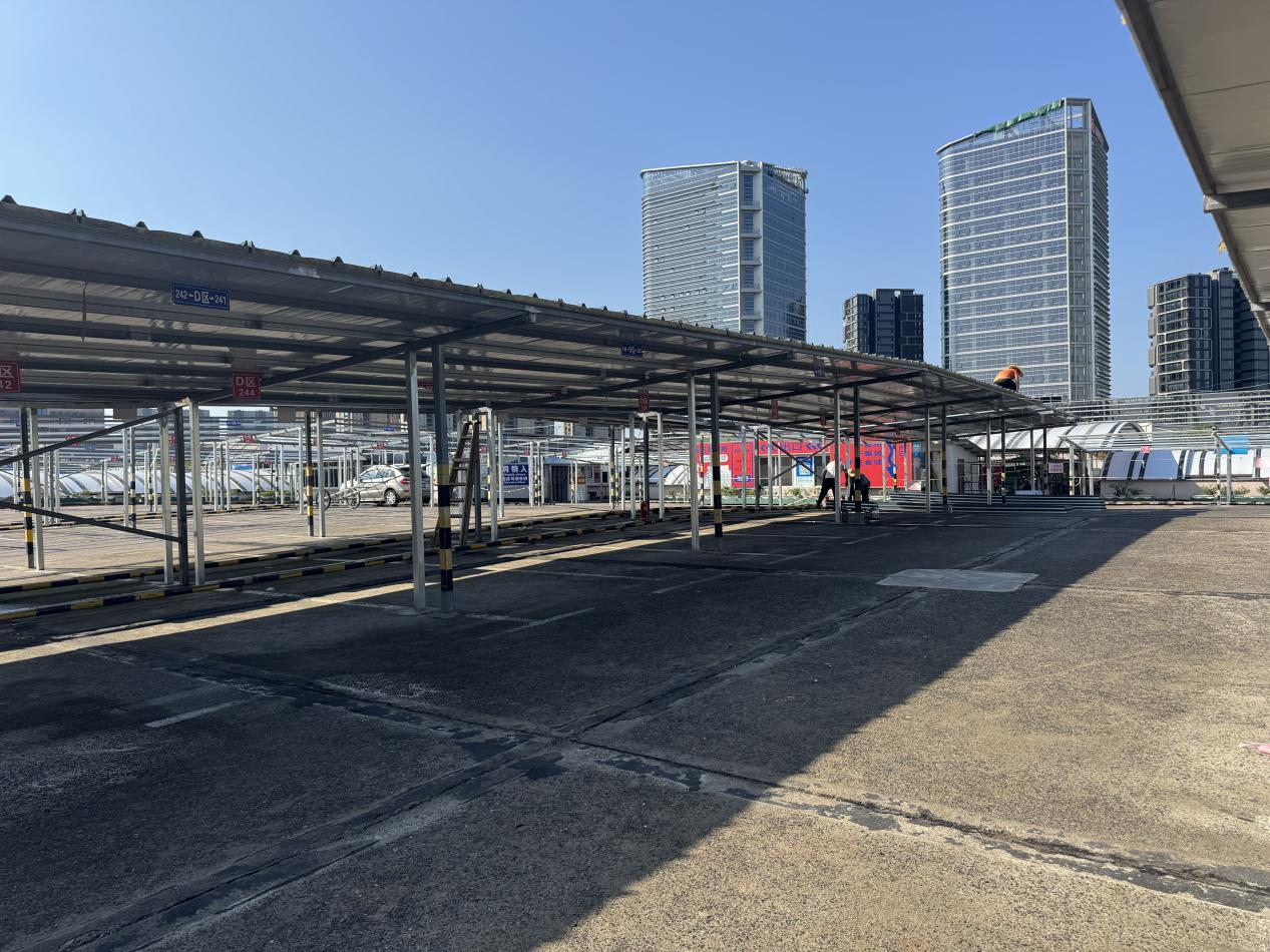 钱江商城车棚 “焕新” 从遮阳网到岩棉瓦楞板的放心之变