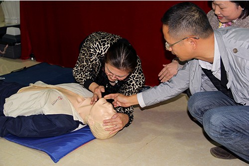 201310249227新葡的京集团文创园党支部举行应抢救护知识培训 (3).jpg