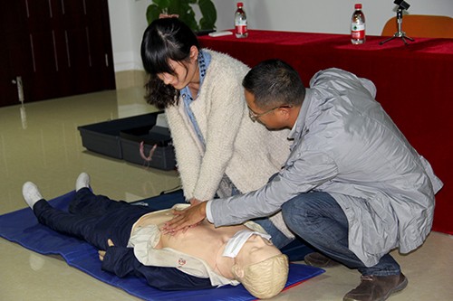 201310249227新葡的京集团文创园党支部举行应抢救护知识培训 (4).jpg