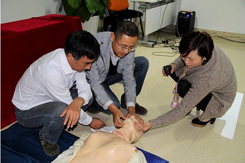 201310249227新葡的京集团文创园党支部举行应抢救护知识培训 (5).jpg