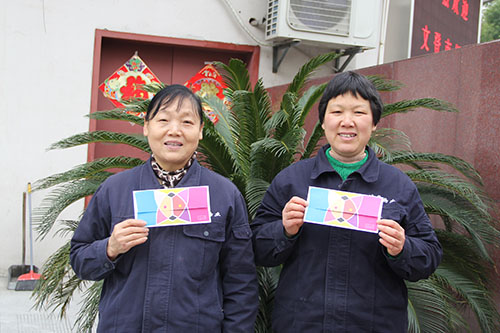 201403139227新葡的京集团文创园党支部生日慰问园区“美容师”.jpg