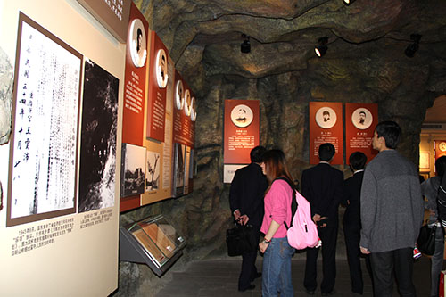 201403289227新葡的京集团文创园党支部清明节祭扫云居山革命义士墓 (2).jpg